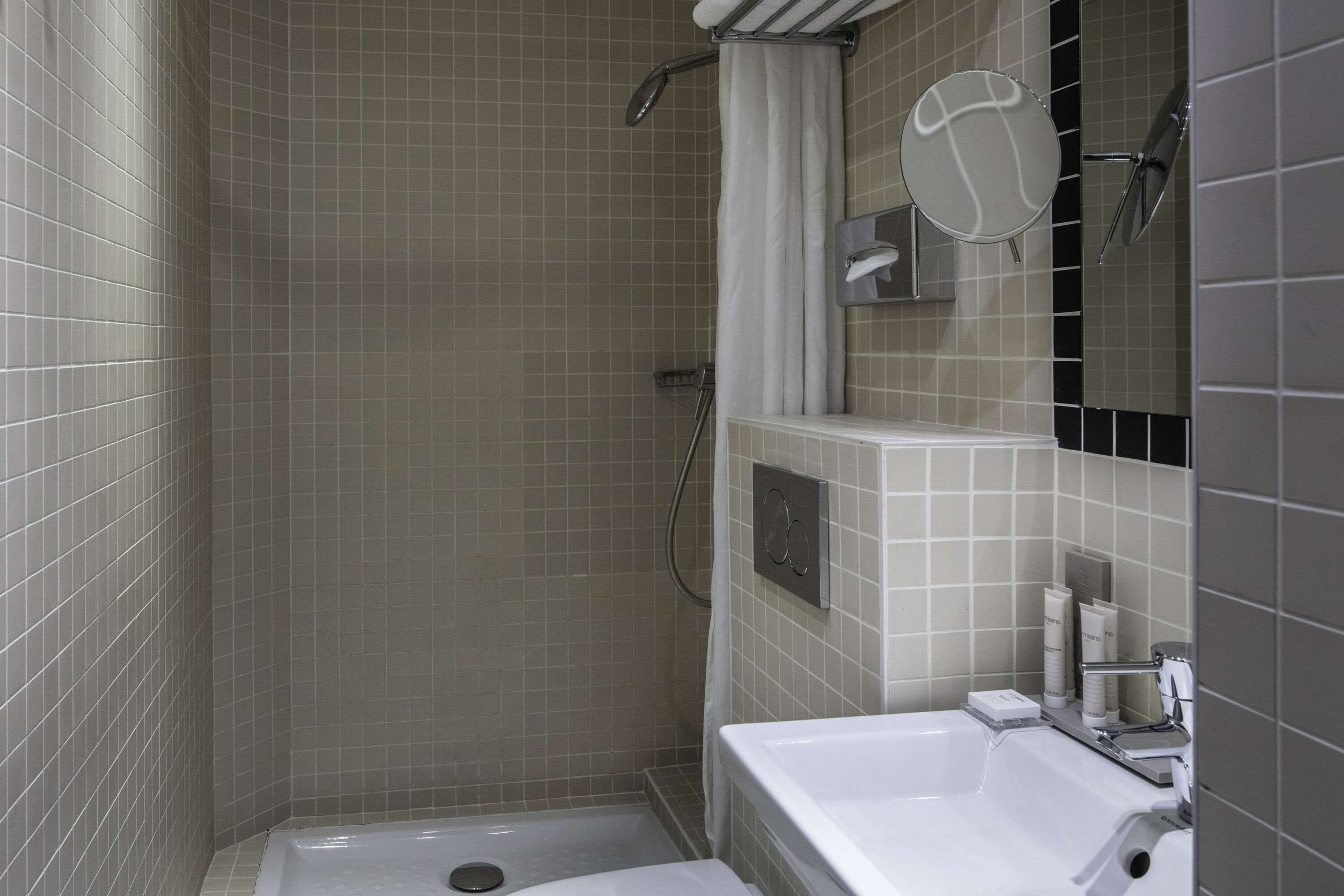 standard twin room - complimentary soft minibar, courtesy tray, chromecast, digital press | bathroom | shower, rainfall showerhead, free toiletries, hair dryer