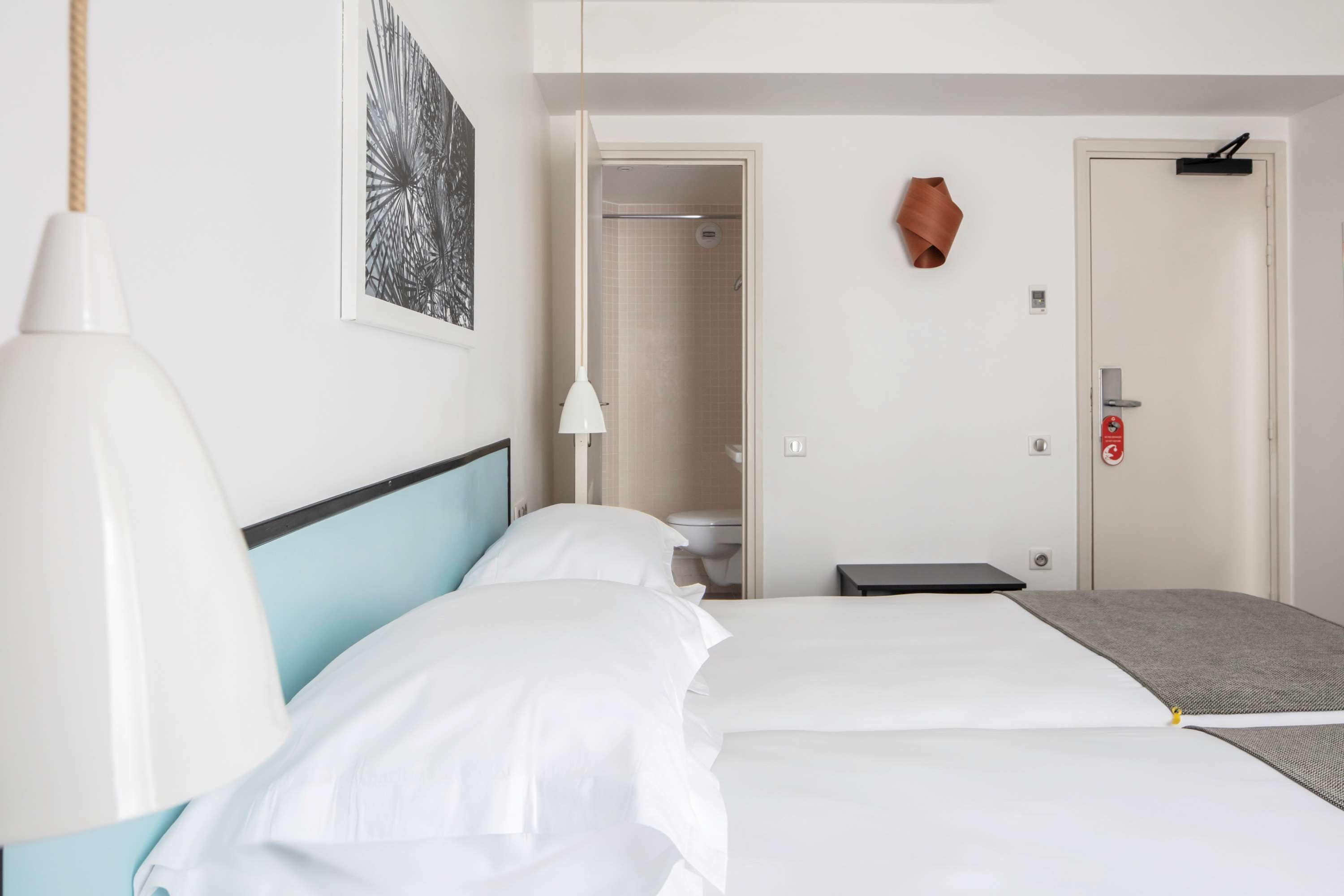 standard twin room - complimentary soft minibar, courtesy tray, chromecast, digital press | minibar, in-room safe, desk, blackout curtains