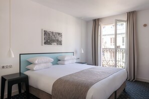 Eiffel Tower View Room - Complimentary soft minibar,courtesy tray, Chromecast and digital press