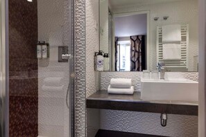 Shower, free toiletries, hair dryer, towels - Hotel Régina Opéra Grands Boulevards (Paris)