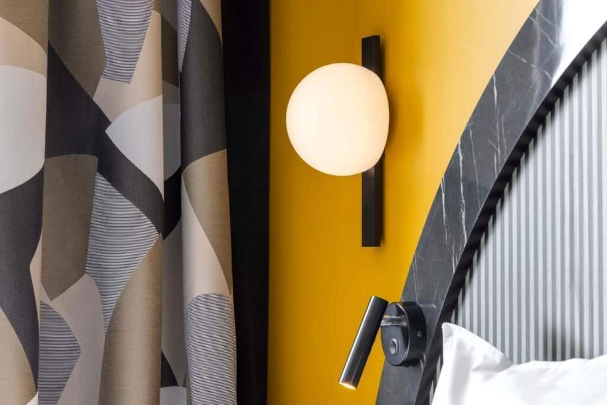 Sengetøy av topp kvalitet, safe på rommet og skrivebord