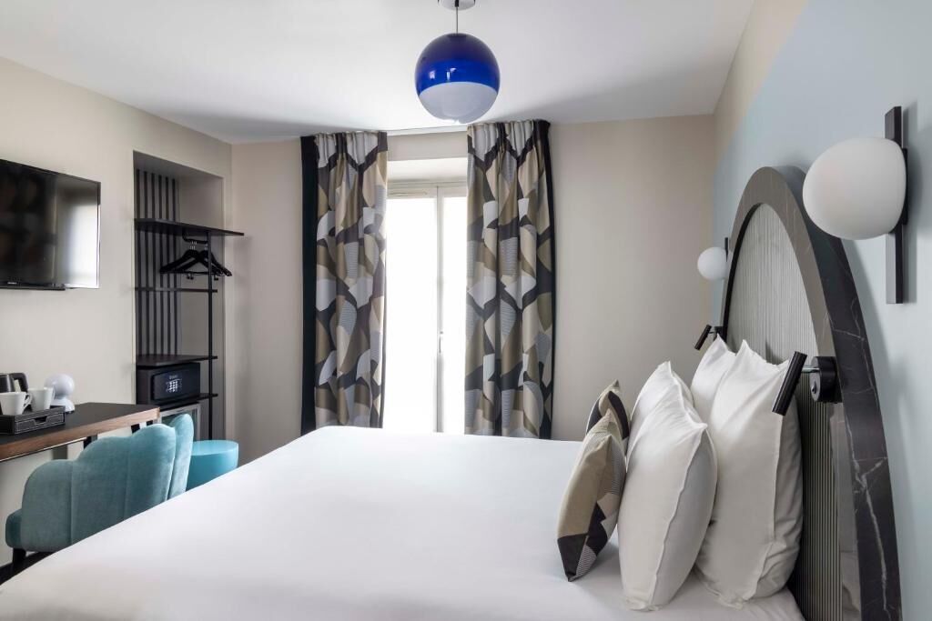 Enkeltrom – standard | Sengetøy av topp kvalitet, safe på rommet og skrivebord