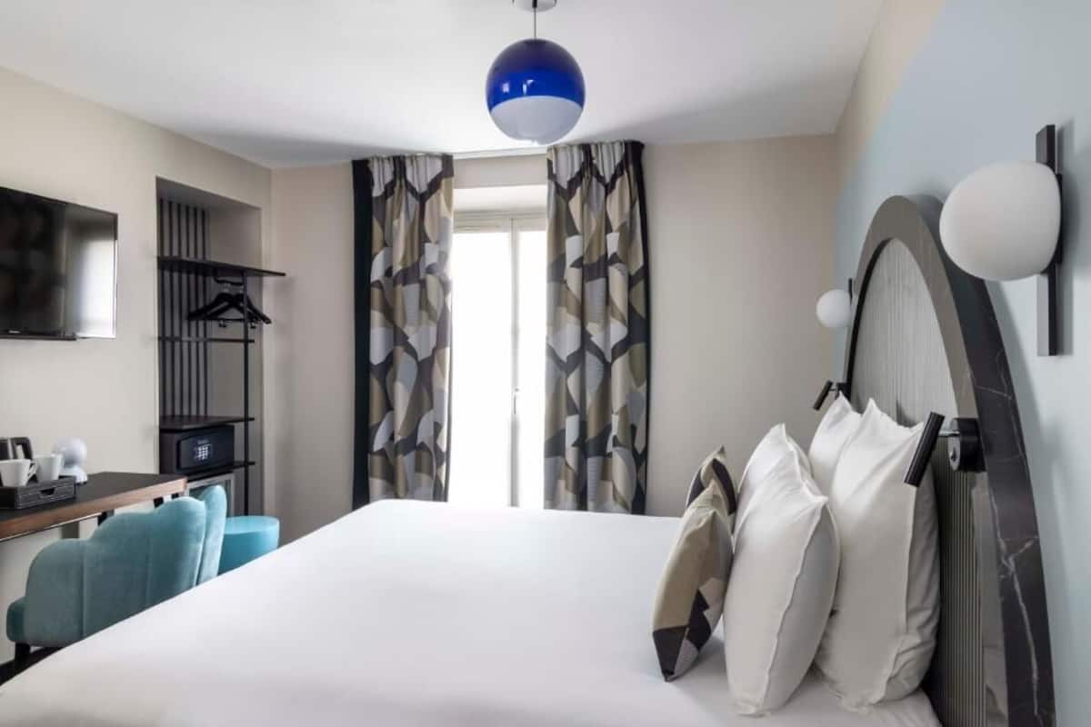 Enkeltrom – standard | Sengetøy av topp kvalitet, safe på rommet og skrivebord