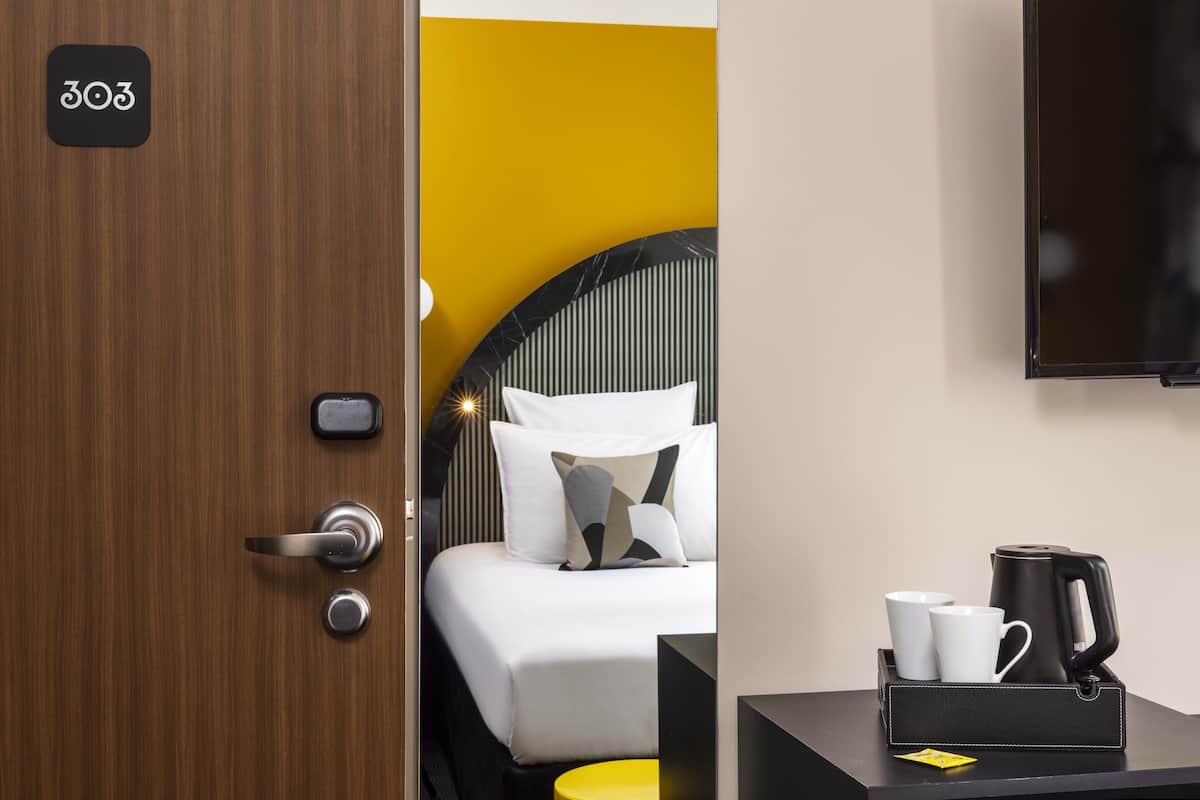 Premium bedding, in-room safe, desk, blackout drapes