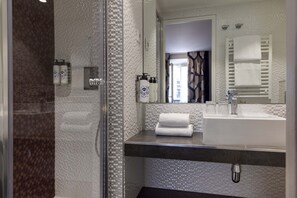 Chuveiro, produtos de toalete grátis, secador de cabelo