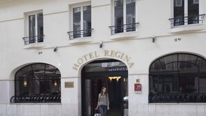 A building with the sign "HOTEL REGINA" at the entrance. - Hotel Régina Opéra Grands Boulevards (Paris)