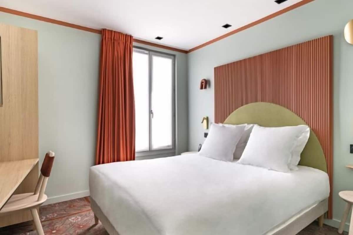 Laptop workspace, free WiFi, bed sheets