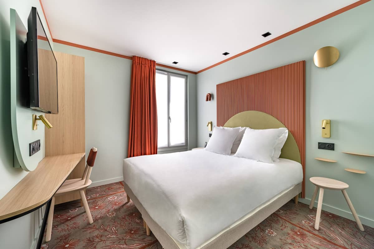 Laptop workspace, free WiFi, bed sheets