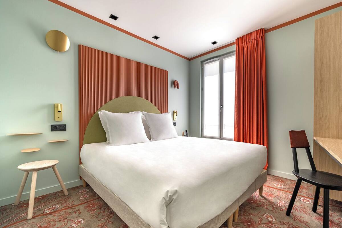 Espacio para trabajar con laptop, wifi gratis y ropa de cama
