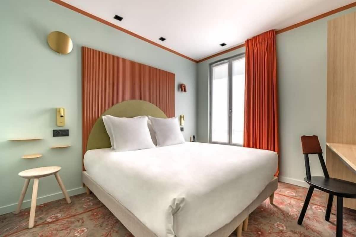 Laptop workspace, free WiFi, bed sheets