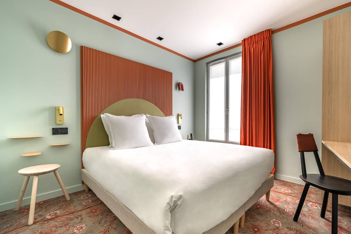 Laptop workspace, free WiFi, bed sheets