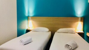 Room - Hôtel du Stade ex Kyriad direct Lille - Villeneuve d'Ascq (Villeneuve-d'Ascq)
