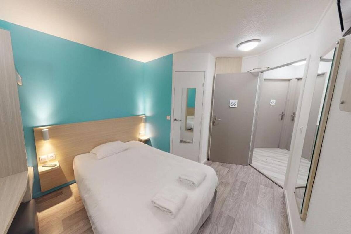 Desk, iron/ironing board (on request), WiFi (free), bed sheets