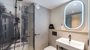 Dusche, umweltfreundliche Kosmetikartikel, Haartrockner, Handtücher