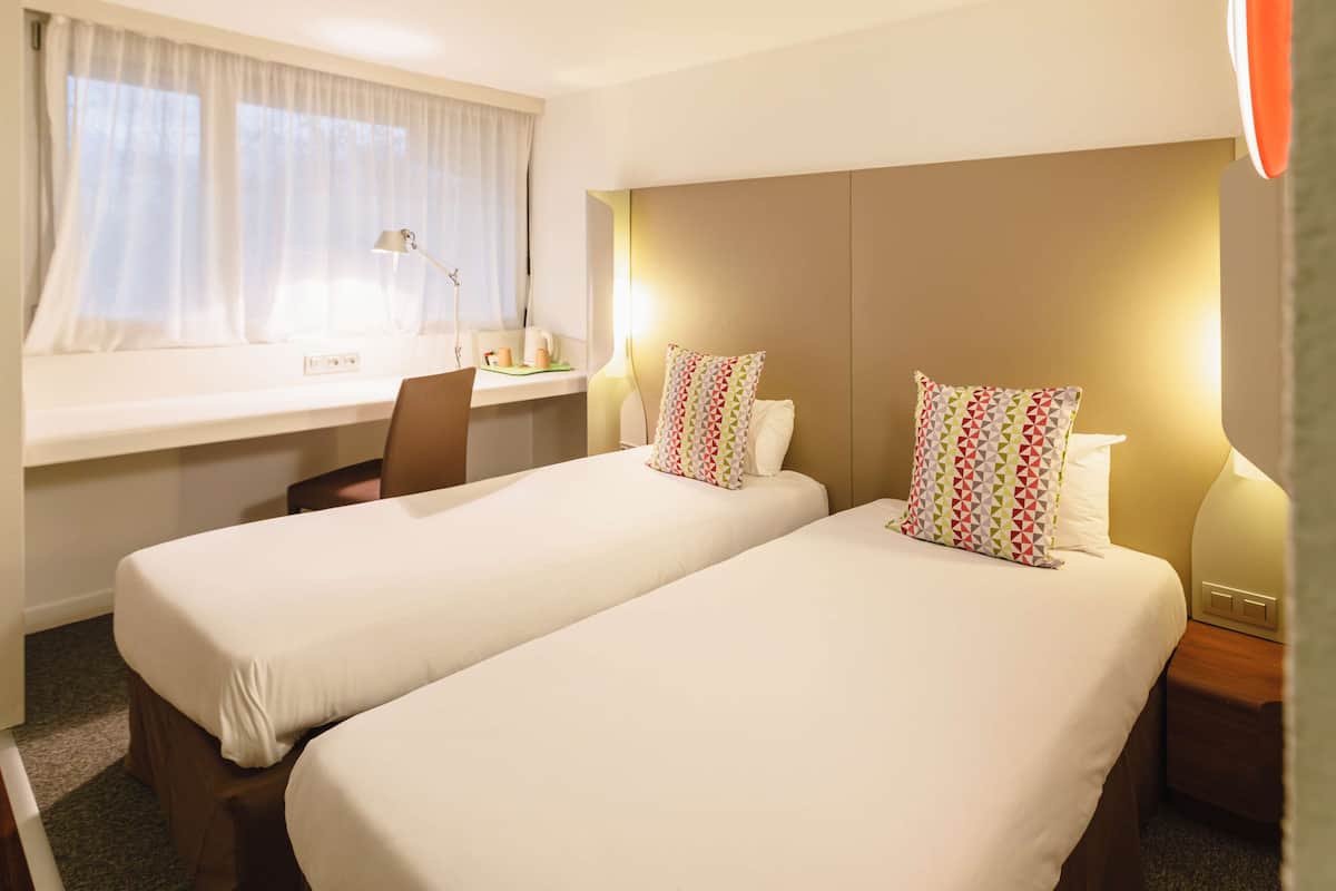 Ropa de cama de alta calidad y escritorio