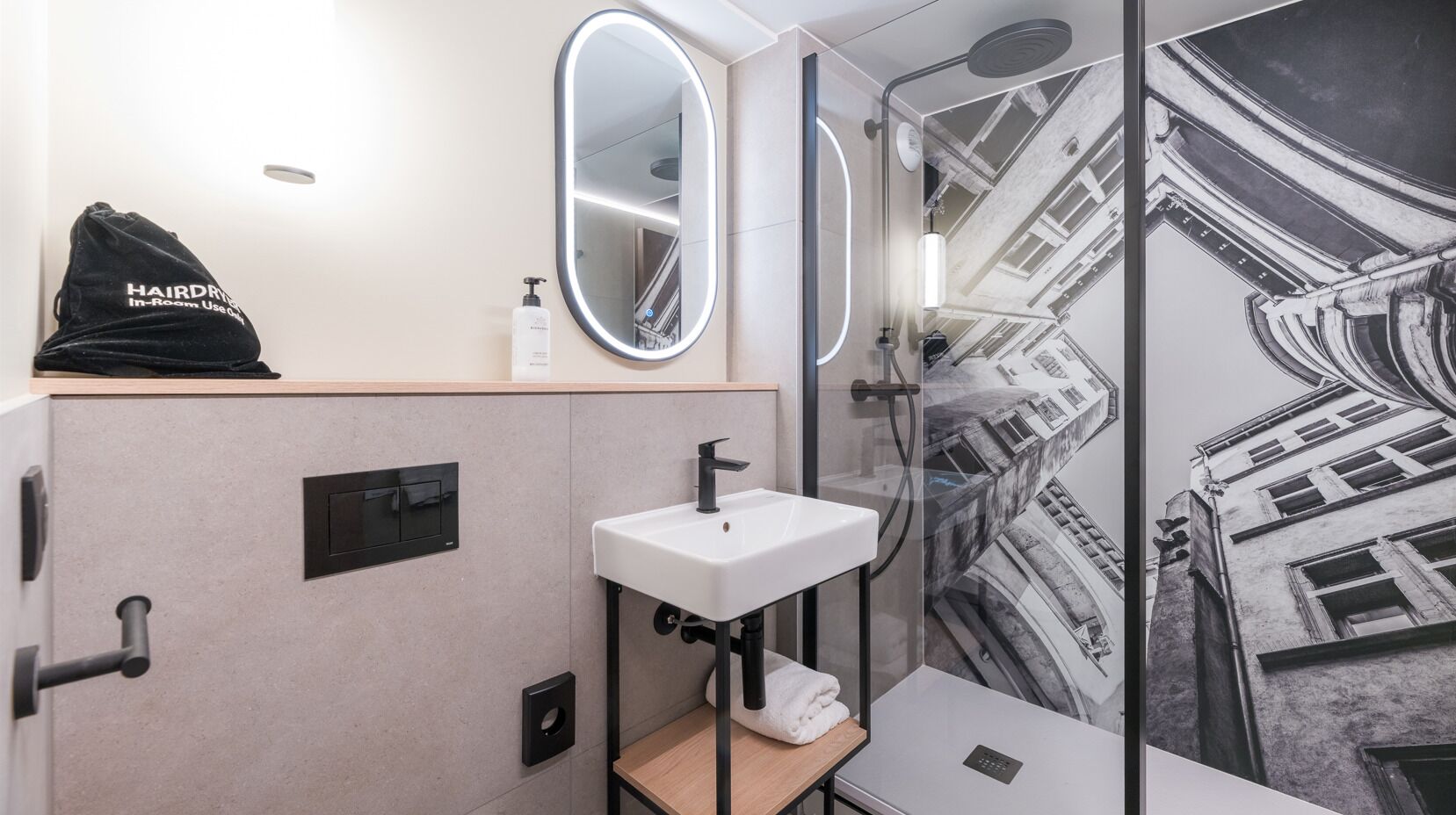 Une salle de bain moderne avec un lavabo blanc, un miroir et une douche.