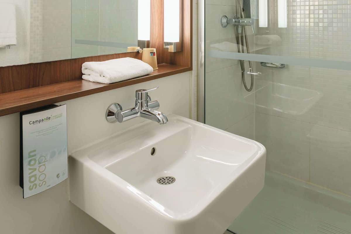 Bathroom shower