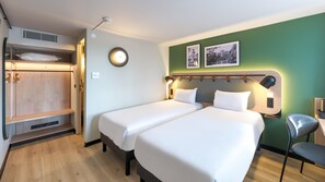 Rom – standard, 2 enkeltsenger | Sengetøy av topp kvalitet, skrivebord og skrivebord for bærbar PC