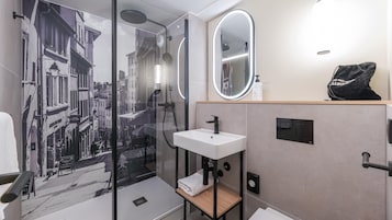 Habitación familiar, varias camas | Baño accesible en silla de ruedas