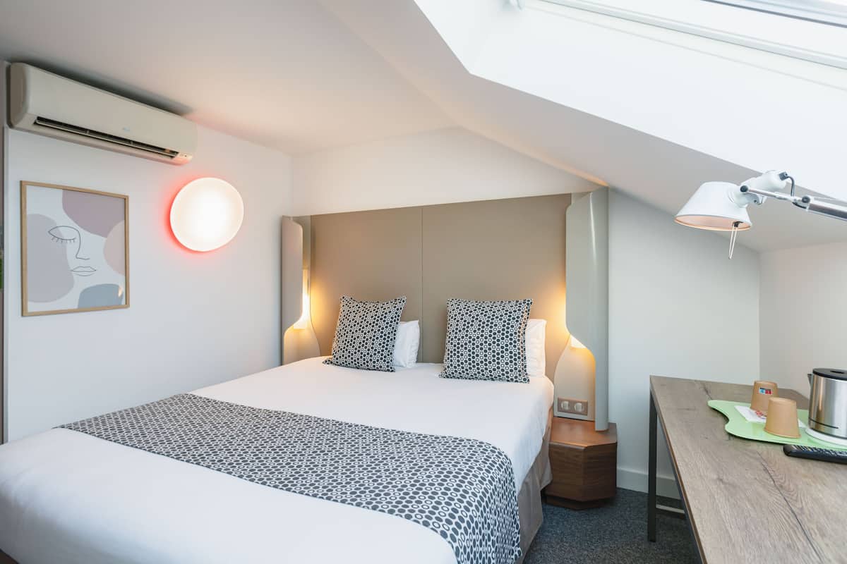 Ropa de cama de alta calidad y escritorio