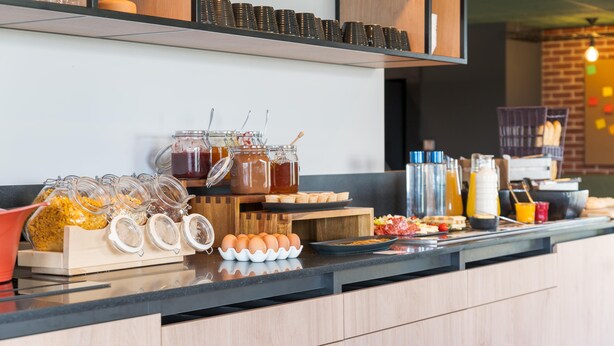 Un buffet de petit-déjeuner proposant une variété d’aliments et d’accompagnements.