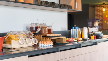 Café da manhã com buffet todos os dias (EUR 14.90 por pessoa) . Campanile NATURE - Lyon Est Bron Eurexpo