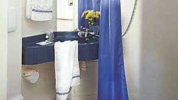 Double Room | Bathroom | Shower, towels
