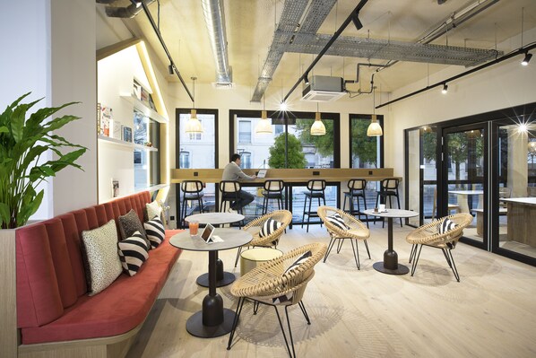 Bar-salon dans le hall