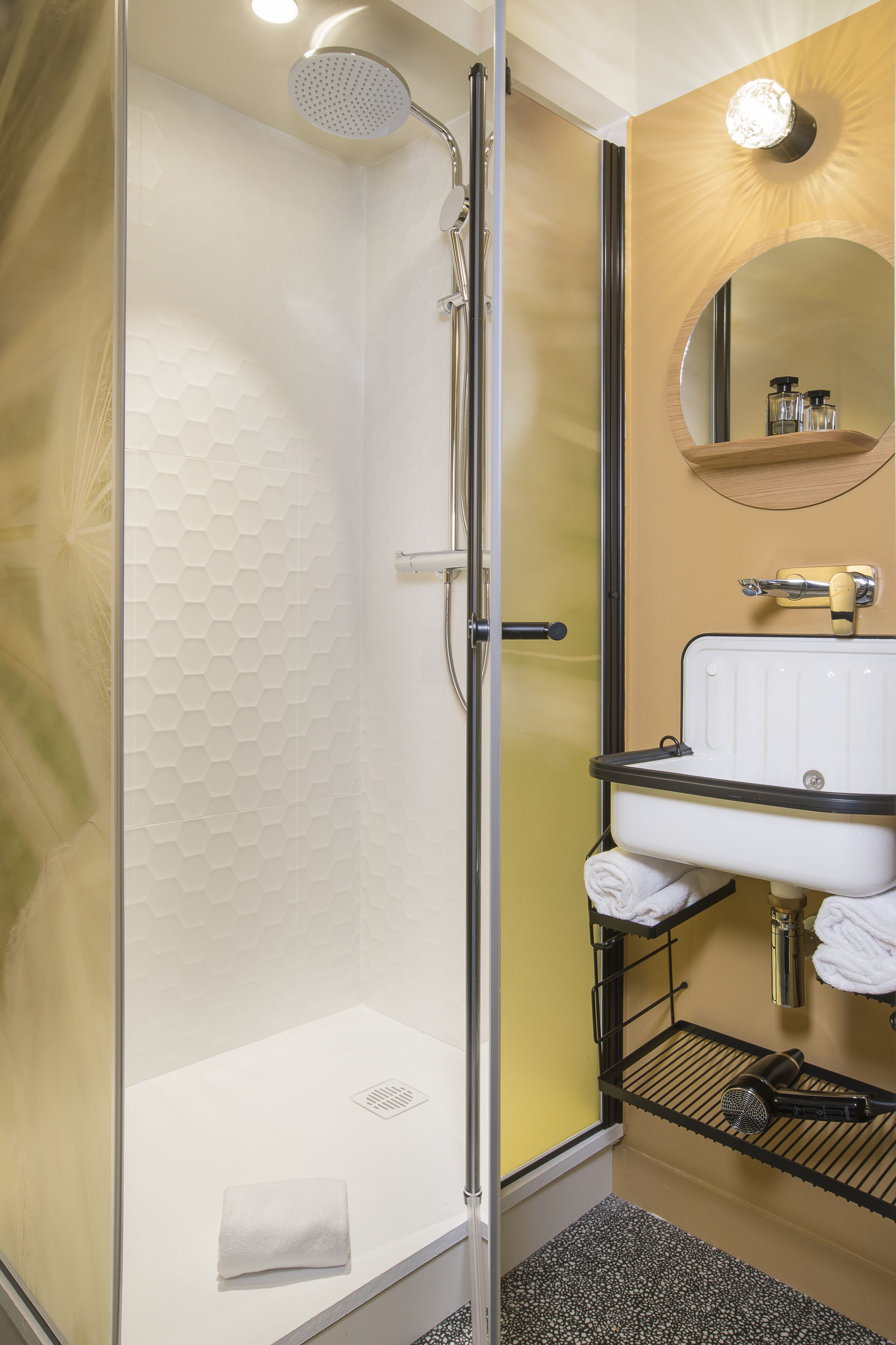 standard double or twin room | bathroom | shower, rainfall showerhead, free toiletries, hair dryer