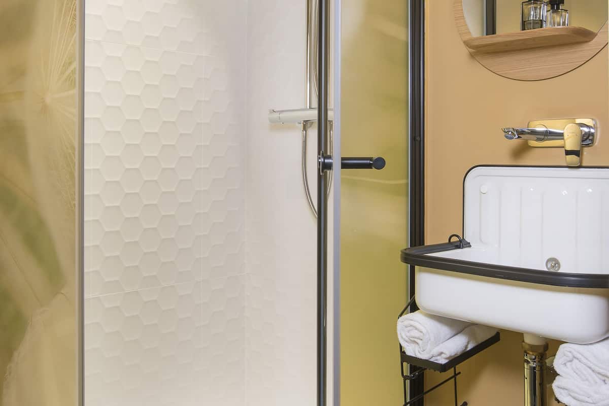 standard double or twin room | bathroom | shower, rainfall showerhead, free toiletries, hair dryer