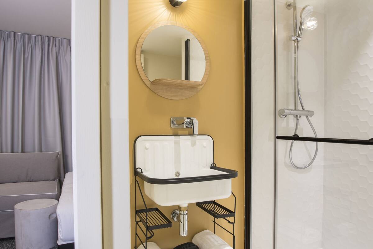 shower, rainfall showerhead, free toiletries, hair dryer