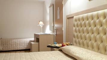 Una habitación de hotel con una cama grande, una mesita de noche, una lámpara y un cuadro en la pared.