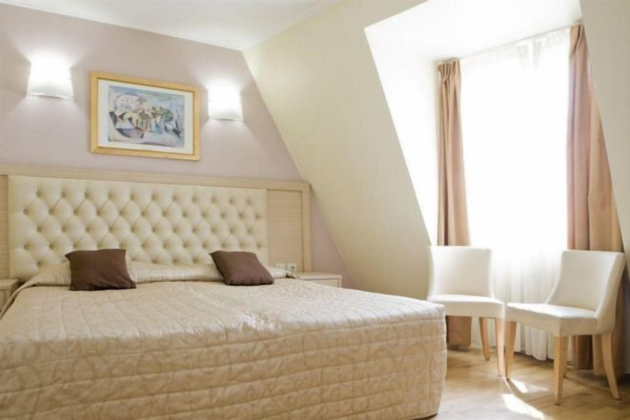 خزنة داخل الغرفة ومكتب وتجهيزات عازلة للصوت ومكواة/لوح كي