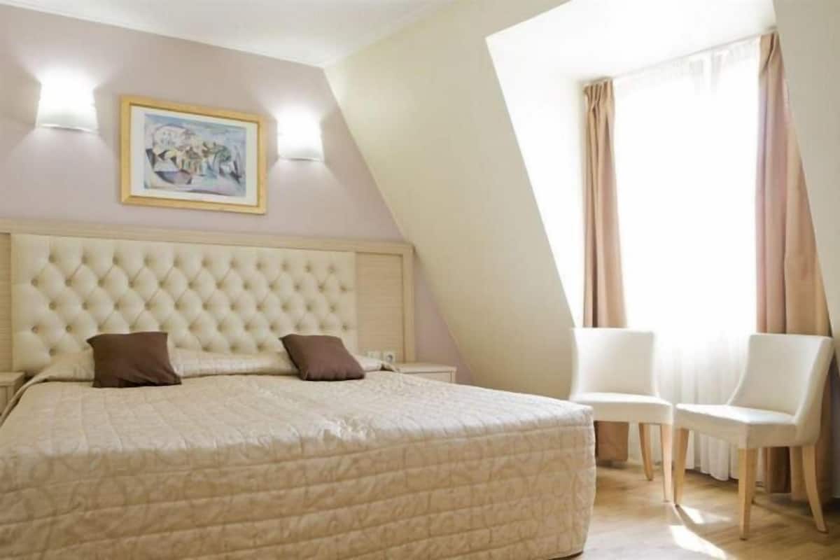 In-room safe, desk, soundproofing, iron/ironing board (on request)