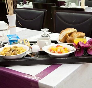 每日供應自助早餐 (每人 EUR15)