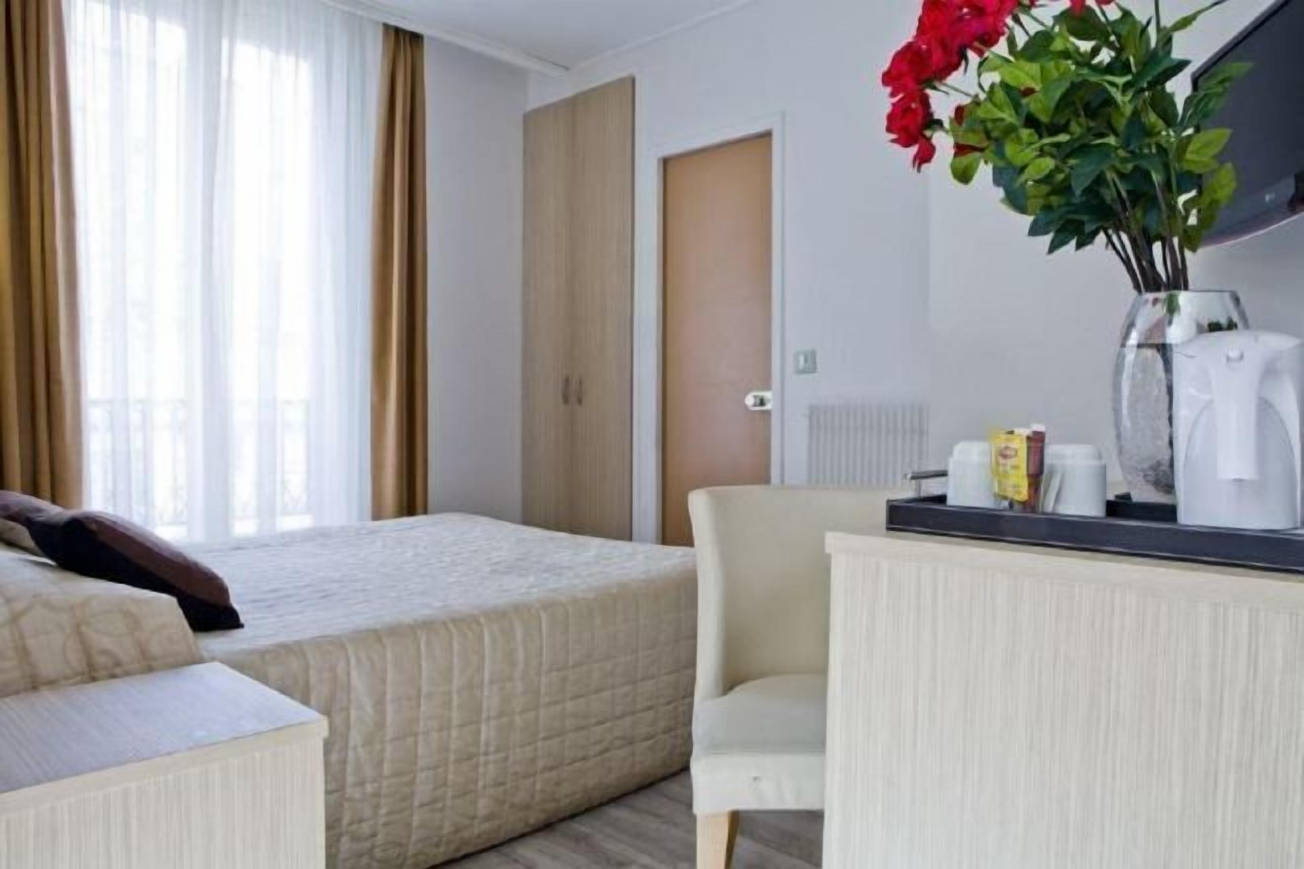 خزنة داخل الغرفة ومكتب وتجهيزات عازلة للصوت ومكواة/لوح كي