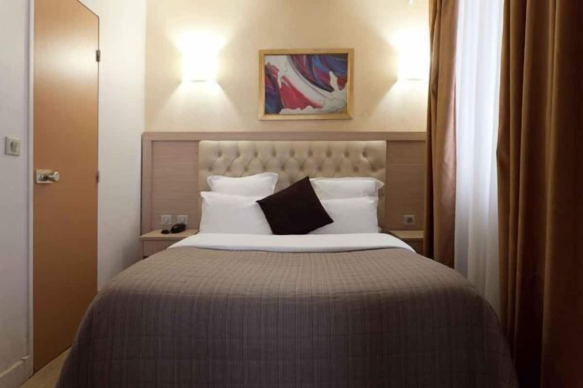 In-room safe, desk, soundproofing, iron/ironing board (on request)