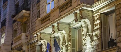 Un edificio histórico con arquitectura ornamentada, que incluye balcones y molduras decorativas.