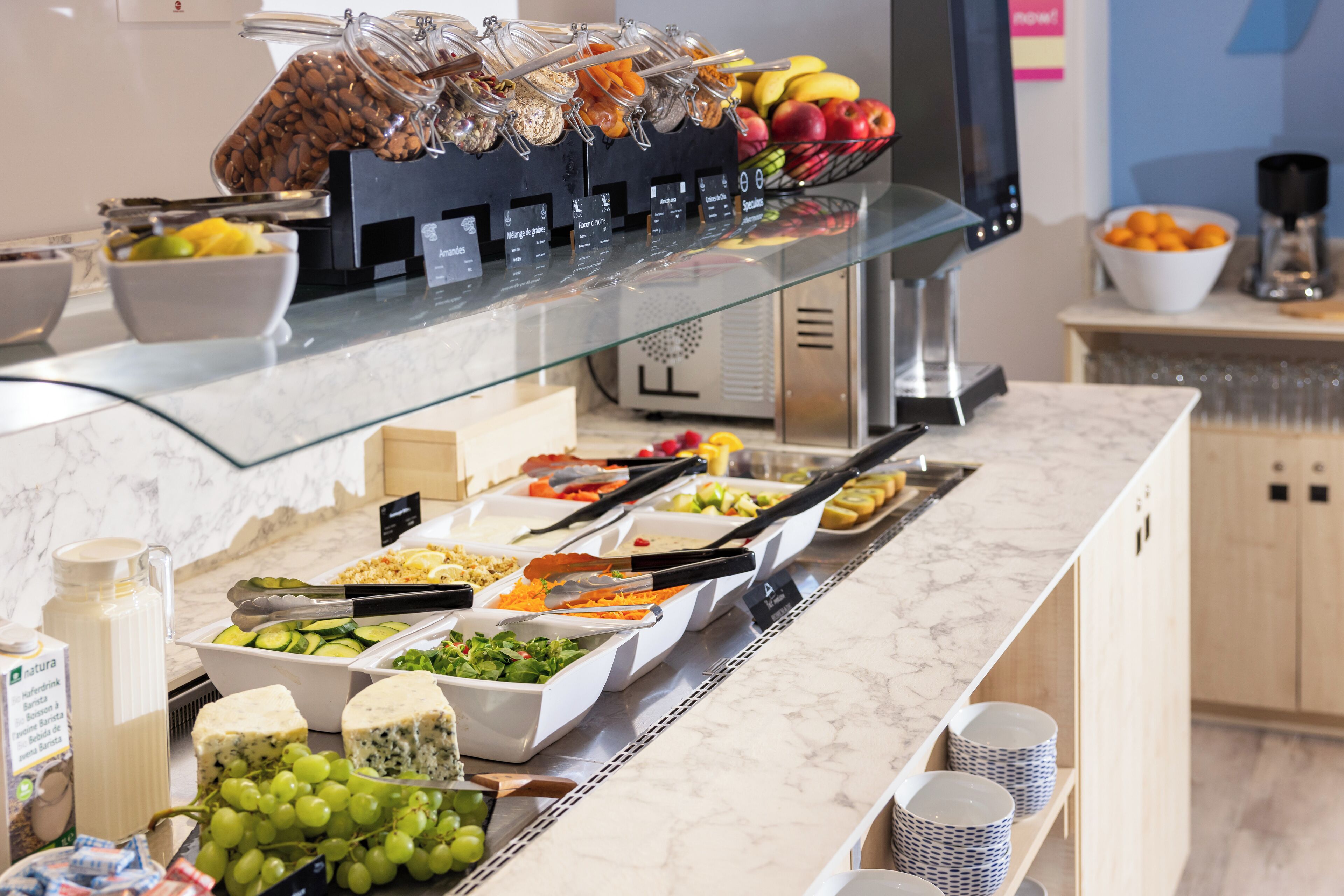 Desayuno buffet (EUR 17 por persona) 