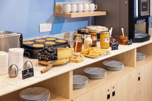 Bữa sáng buffet hàng ngày với phụ phí nhỏ 