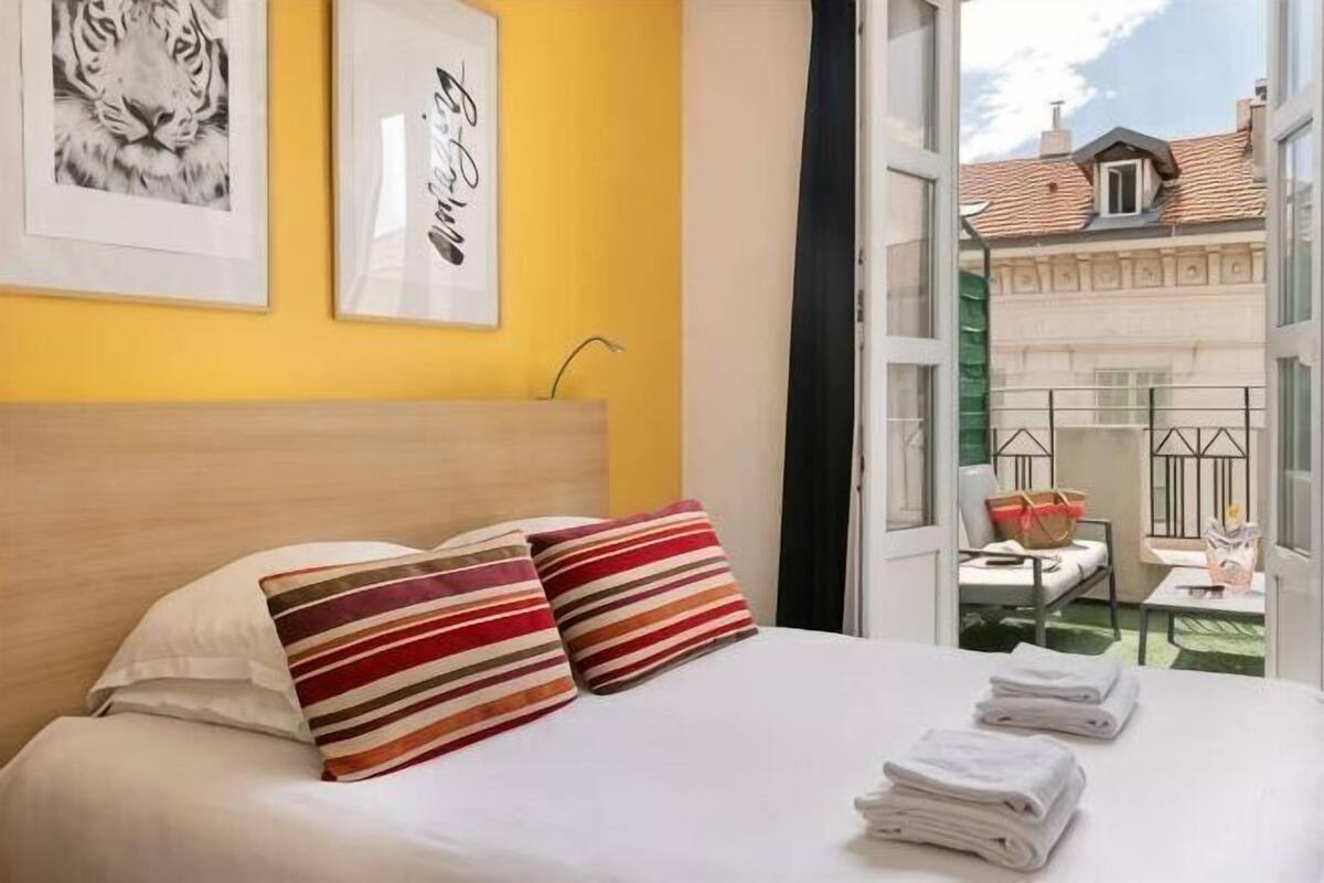 Sengetøy av topp kvalitet, minibar og skrivebord