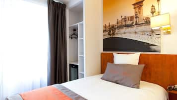 Single Room | Minibar, in-room safe, desk, iron/ironing board