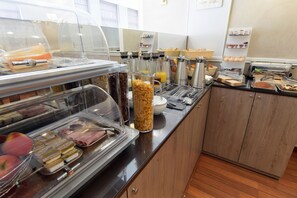 Colazione a buffet, servita tutte le mattine (15 EUR a persona) 