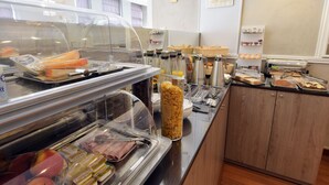 Frokostbuffé hver dag (mot et tillegg)