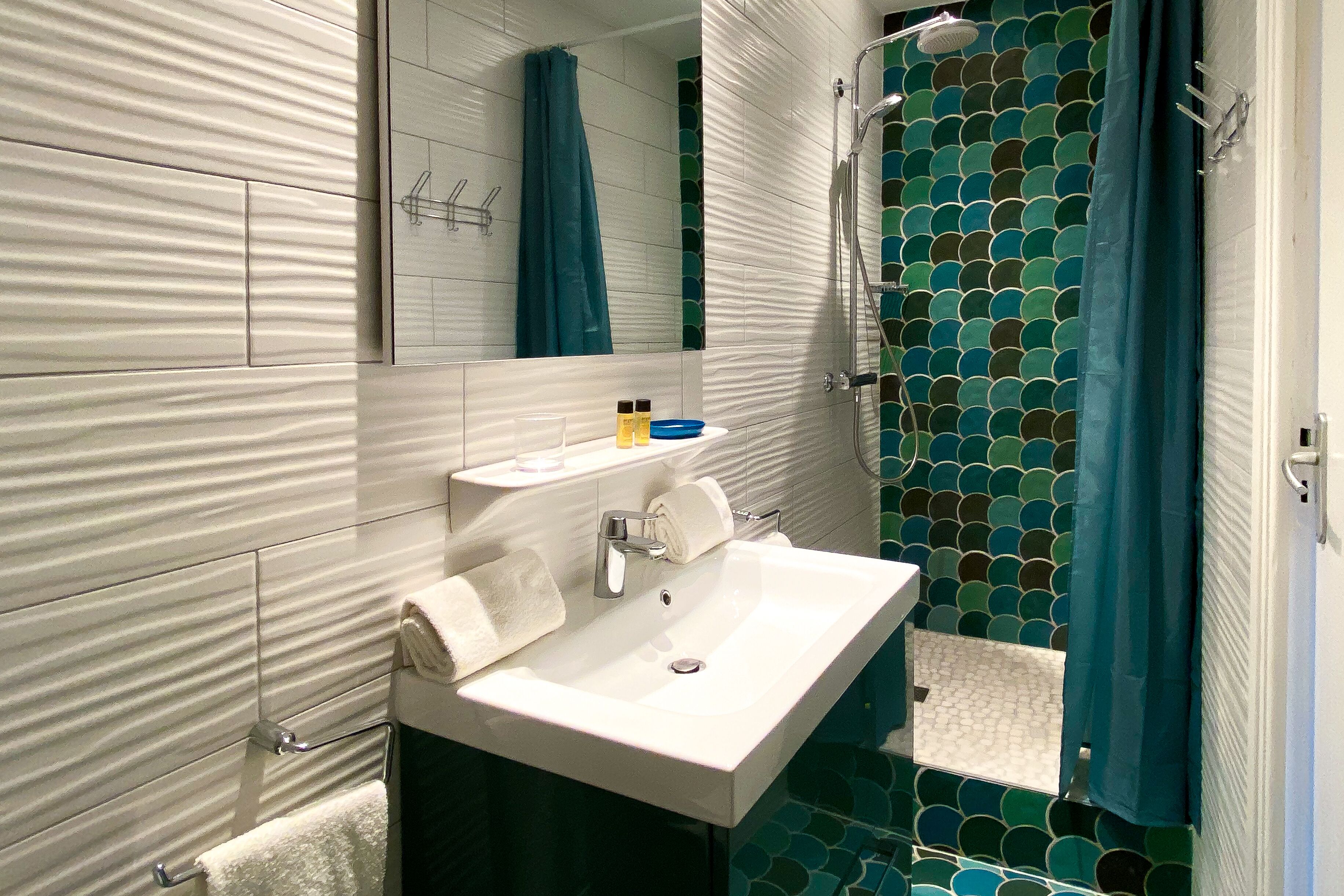 free toiletries, towels