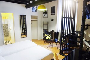 Sábanas de algodón egipcio y caja de seguridad en la habitación 