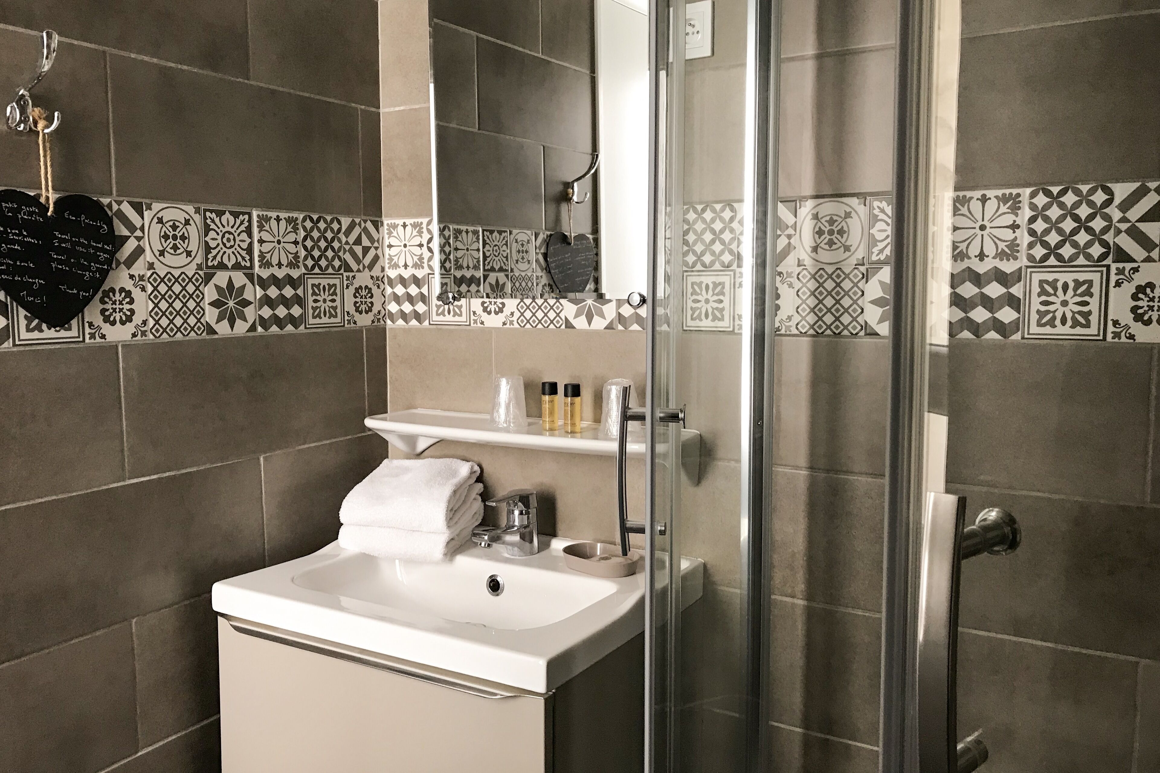 free toiletries, towels