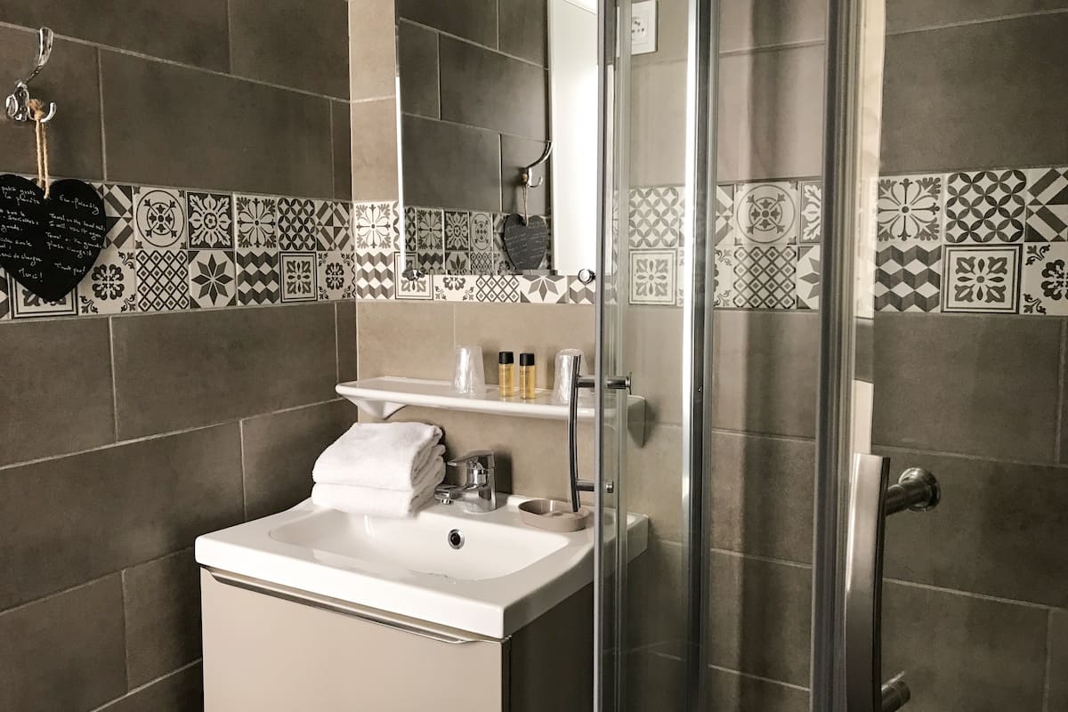 free toiletries, towels