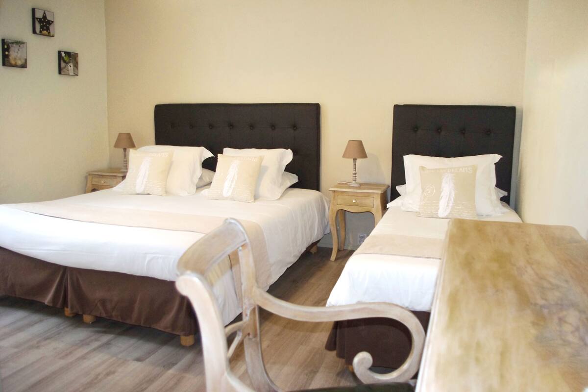 triple room | egyptian cotton sheets, in-room safe, desk, free wifi