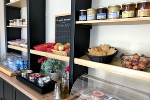 Tägliches Frühstücksbuffet gegen Gebühr